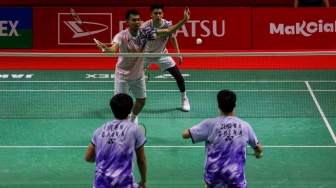 Pebulu Tangkis Ganda Putra Indonesia, Fajar Alfian dan Muhammad Rian Ardianto saat melawan Pebulu Tangkis Ganda Putra Cina, Xie Hao Nan dan Zeng Wei Han pada laga perempat final Daihatsu Indonesia Masters 2025 di Istora Senayan, Jakarta, Jumat (24/1/2025). [Suara.com/Alfian Winanto]
