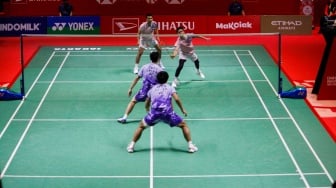 Pebulu Tangkis Ganda Putra Indonesia, Fajar Alfian dan Muhammad Rian Ardianto saat melawan Pebulu Tangkis Ganda Putra Cina, Xie Hao Nan dan Zeng Wei Han pada laga perempat final Daihatsu Indonesia Masters 2025 di Istora Senayan, Jakarta, Jumat (24/1/2025). [Suara.com/Alfian Winanto]
