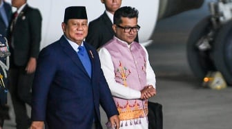 Presiden Prabowo Subianto (kiri) disambut Menteri Negara untuk Urusan Luar Negeri India Pabitra Margherita (kedua kiri) setibanya di Air Force Station Palam, New Delhi, India, Kamis (23/1/2025). [ANTARA FOTO/Hafidz Mubarak A/nym]