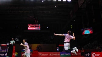 Pebulu Tangkis Ganda Putra Indonesia, Fajar Alfian dan Muhammad Rian Ardianto saat melawan Pebulu Tangkis Ganda Putra Cina, Xie Hao Nan dan Zeng Wei Han pada laga perempat final Daihatsu Indonesia Masters 2025 di Istora Senayan, Jakarta, Jumat (24/1/2025). [Suara.com/Alfian Winanto]
