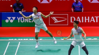 Pebulu Tangkis Ganda Putra Indonesia, Fajar Alfian dan Muhammad Rian Ardianto saat melawan Pebulu Tangkis Ganda Putra Malaysia Man Wei Chong dan Kai Wun Tee menunjukan medali dan piala usai pertandingan final Daihatsu Indonesia Masters 2025 di Istora Senayan, Jakarta, Minggu (26/1/2025). [Suara.com/Alfian Winanto]