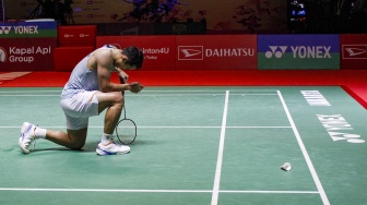 Pebulu Tangkis Tunggal Putra Indonesia, Jonatan Christie terduduk lemas usai kalah melawan Pebulu Tangkis Tunggal Putra Thailand, Kunlavut Vitidsarn pada final Daihatsu Indonesia Masters 2025 di Istora Senayan, Jakarta, Minggu (26/1/2025). [Suara.com/Alfian Winanto]
