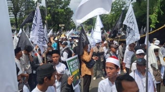 Kompak Serba Hitam, Massa Aksi Bela Palestina Geruduk Kedubes AS di Jakarta: Kutuk Israel Penjahat Perang!