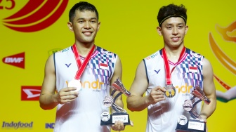 Pebulu Tangkis Ganda Putra Indonesia, Fajar Alfian dan Muhammad Rian Ardianto menunjukan medali dan piala usai pertandingan final Daihatsu Indonesia Masters 2025 di Istora Senayan, Jakarta, Minggu (26/1/2025). [Suara.com/Alfian Winanto]