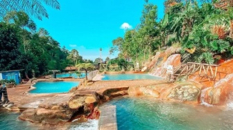 Berendam di Kolam Pemandian Air Panas Curug Cipanas Nagrak Bandung