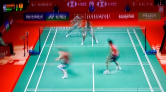 Pebulu Tangkis Ganda Putra Indonesia, Fajar Alfian dan Muhammad Rian Ardianto saat melawan Pebulu Tangkis Ganda Putra Malaysia Man Wei Chong dan Kai Wun Tee menunjukan medali dan piala usai pertandingan final Daihatsu Indonesia Masters 2025 di Istora Senayan, Jakarta, Minggu (26/1/2025). [Suara.com/Alfian Winanto]