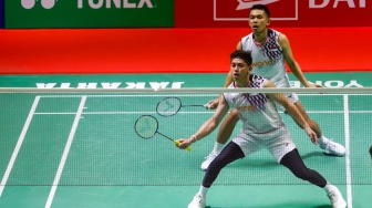 Pebulu Tangkis Ganda Putra Indonesia, Fajar Alfian dan Muhammad Rian Ardianto saat melawan Pebulu Tangkis Ganda Putra Malaysia Man Wei Chong dan Kai Wun Tee menunjukan medali dan piala usai pertandingan final Daihatsu Indonesia Masters 2025 di Istora Senayan, Jakarta, Minggu (26/1/2025). [Suara.com/Alfian Winanto]