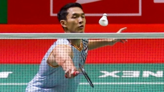 Pebulu Tangkis Tunggal Putra Indonesia, Jonatan Christie saat melawan Pebulu Tangkis Tunggal Putra Thailand, Kunlavut Vitidsarn pada final Daihatsu Indonesia Masters 2025 di Istora Senayan, Jakarta, Minggu (26/1/2025). [Suara.com/Alfian Winanto]