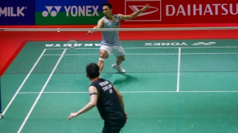 Pebulu Tangkis Tunggal Putra Indonesia, Jonatan Christie saat melawan Pebulu Tangkis Tunggal Putra Thailand, Kunlavut Vitidsarn pada final Daihatsu Indonesia Masters 2025 di Istora Senayan, Jakarta, Minggu (26/1/2025). [Suara.com/Alfian Winanto]