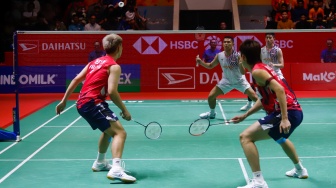 Pebulu Tangkis Ganda Putra Indonesia, Fajar Alfian dan Muhammad Rian Ardianto saat melawan Pebulu Tangkis Ganda Putra Malaysia Man Wei Chong dan Kai Wun Tee menunjukan medali dan piala usai pertandingan final Daihatsu Indonesia Masters 2025 di Istora Senayan, Jakarta, Minggu (26/1/2025). [Suara.com/Alfian Winanto]