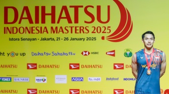 Pebulu Tangkis Tunggal Putra Indonesia, Jonatan Christie memakai medali usai kalah melawan Pebulu Tangkis Tunggal Putra Thailand, Kunlavut Vitidsarn pada final Daihatsu Indonesia Masters 2025 di Istora Senayan, Jakarta, Minggu (26/1/2025). [Suara.com/Alfian Winanto]
