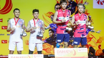 Pebulu Tangkis Ganda Putra Indonesia, Fajar Alfian dan Muhammad Rian Ardianto bersama Pebulu Tangkis Ganda Putra Malaysia Man Wei Chong dan Kai Wun Tee menunjukan medali dan piala usai pertandingan final Daihatsu Indonesia Masters 2025 di Istora Senayan, Jakarta, Minggu (26/1/2025). [Suara.com/Alfian Winanto]
