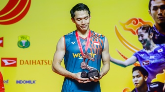 Pebulu Tangkis Tunggal Putra Indonesia, Jonatan Christie memakai medali dan mendapatkan piala juara 2 pada final Daihatsu Indonesia Masters 2025 di Istora Senayan, Jakarta, Minggu (26/1/2025). [Suara.com/Alfian Winanto]
