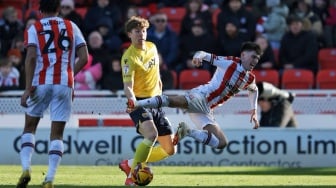 Ole Romeny Debut bersama Oxford United, Tendangannya Kena Tiang