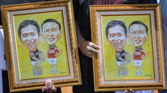 Cendera mata bergambar karikatur pebulu tangkis ganda putra Indonesia Mohammad Ahsan dan Hendra Setiawan saat acara Moment of Honor, Tribute to The Daddies di Istora Senayan, Jakarta, Minggu (26/1/2025). [ANTARA FOTO/Fauzan/tom]