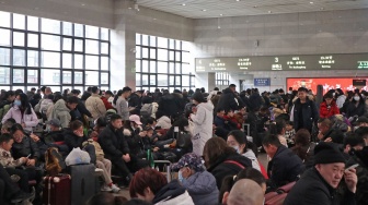 Penumpang menunggu di ruang tunggu stasiun Beijing Barat, kota Beijing, China, Minggu (26/1/2025), yang diperkirakan menjadi puncak arus mudik libur Tahun baru Imlek 2025. [ANTARA FOTO/Desca Lidya Natalia]