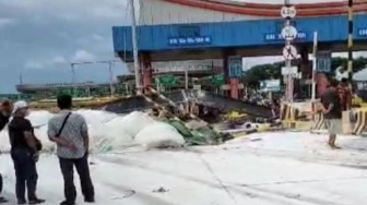 Rem Blong, Truk Bermuatan Tepung Terbalik di Pintu Masuk Loket Pelabuhan Bakauheni