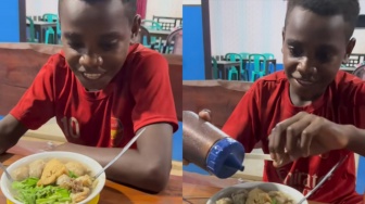 Diajak ke Kota, Momen Anak Papua Makan Bakso Pertama Kali Viral Tuai Sorotan