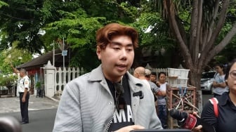 Jelang Imlek, Roy Kiyoshi Lakoni Tradisi Lepas Burung di Vihara