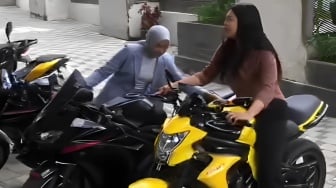 Selfie Berujung Petaka: Kisah Resepsionis Kena Apes saat Tunggangi Kawasaki ER6n Milik Pengunjung