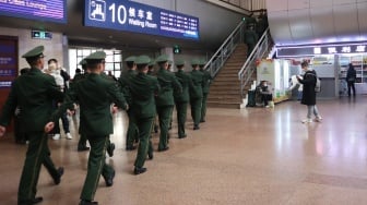 Petugas keamanan berbaris di stasiun Beijing Barat, kota Beijing, China, Minggu (26/1/2025), yang diperkirakan menjadi puncak arus mudik libur Tahun baru Imlek 2025. [ANTARA FOTO/Desca Lidya Natalia]