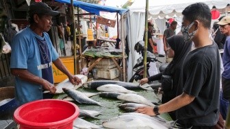 Pembeli memilih ikan dalam acara Festival Bandeng Rawa Belong di Jakarta, Senin (27/1/2025). [Suara.com/Alfian Winanto]