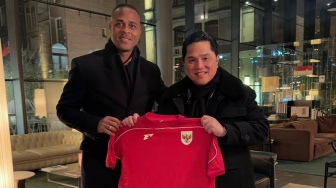 Patrick Kluivert Dikasih Jersey Terbaru Timnas Indonesia, Erick Thohir Sampaikan Harapan