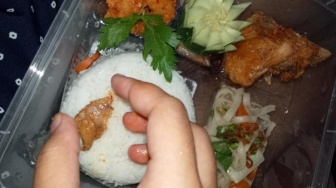 Makan dengan Tangan: Antara Tradisi dan Kenikmatan yang Tak Tergantikan