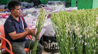 Pedagang menyiapkan bunga sedap malam di Pasar Bunga Rawa Belong, Jakarta, Selasa (28/1/2025). [Suara.com/Alfian Winanto]