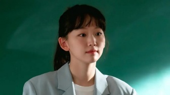 Jin Ki Joo jadi Guru Sejarah di Still Cut Drama Undercover High School