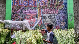 Pedagang menyiapkan bunga sedap malam di Pasar Bunga Rawa Belong, Jakarta, Selasa (28/1/2025). [Suara.com/Alfian Winanto]