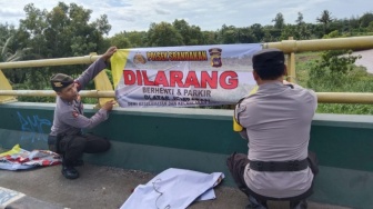 Antisipasi Bahaya Jebolnya DAM Aliran Sungai Progo, Polisi Pasang Larangan Berhenti di Jembatan Srandakan