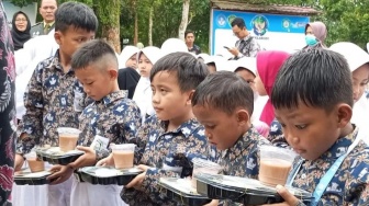 Program MBG Tidak Transparan, Kritik Ekonom: Pemerintah Sebenarnya Nggak Siap