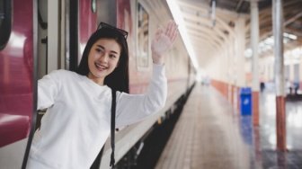 Gak Pake Mahal! Explore Jakarta Naik KRL, Cek Destinasi dan Biayanya