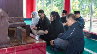 Momen Puan Maharani Ziarah ke Makam Leluhur Taufiq Kiemas di Muara Enim