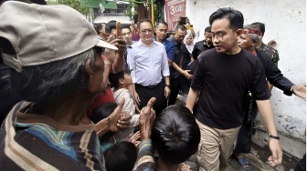 Dampingi Wapres Gibran Berbagi Buku dan Susu di Kapasan, Pj. Gubernur Adhy Pastikan Asta Cita di Jatim Berjalan Lancar