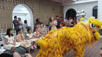 Rayakan Imlek, Sarwendah Undang Barongsai ke Rumah