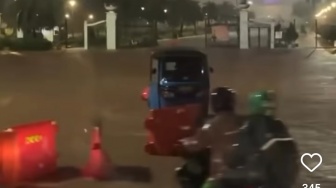 Hujan Lebat Guyur Jakarta, Jalan Sekitar Monas Kebanjiran