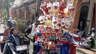 Dari Pagi Keliling Jual Barongsai Mini, Pedagang di Denpasar Raup Untung Jelang Imlek