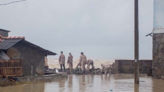 Tanggul di Pesisir Desa Eretan Kulon Jebol, Permukiman Warga Terendam Banjir Setinggi 40 Cm