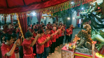 Warga keturunan Tionghoa melaksanakan persembahyangan pembuka Tahun Baru Imlek di Wihara Dharma Cattra, Tabanan, Bali, Rabu (29/1/2025). [ANTARA FOTO/Nyoman Hendra Wibowo/tom]