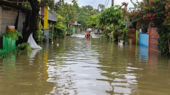 Tanggul Jebol, Kawasan Cakung Terendam Banjir