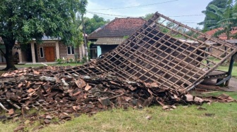 Hujan Deras dan Angin Kencang Landa Kampung Sidat, Rumah Janda Ambruk