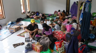 Sejumlah warga mengungsi dari banjir yang terjadi di kawasan Cakung, Jakarta, Rabu (29/1/2025). [Suara.com/Alfian Winanto]