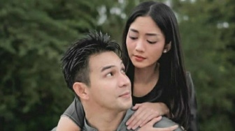 Diisukan Lamaran, Ini Deretan Momen Romantis Jonathan Frizzy dan Ririn Dwi Ariyanti