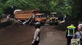 Jalan Padang-Solok Masih Buka Tutup Usai Lumpuh Total Berjam-jam di Sitinjau Lauik, Buntut Tergulingnya Truk Batu Bara!