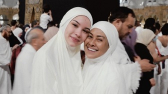 Foto di Depan Ka'bah Bareng Ibunda, Terungkap Nama Panggilan Masa Kecil Alyssa Daguise