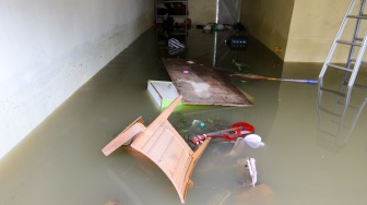 Sejumlah perabotan di rumah warga terendam banjir yang terjadi di pemukiman, kawasan Cakung, Jakarta, Rabu (29/1/2025). [Suara.com/Alfian Winanto]