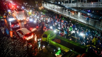 Sejumlah kendaraan terjebak kemacetan saat banjir di Jalan Daan Mogot, Cengkareng, Jakarta, Selasa (28/1/2025). [ANTARA FOTO/Putra M. Akbar/gp/foc]