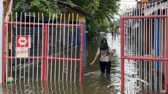 Cerita Nenek Ani 'Betah' Terkepung Banjir di Jelambar: Udah Nyaman di Sini